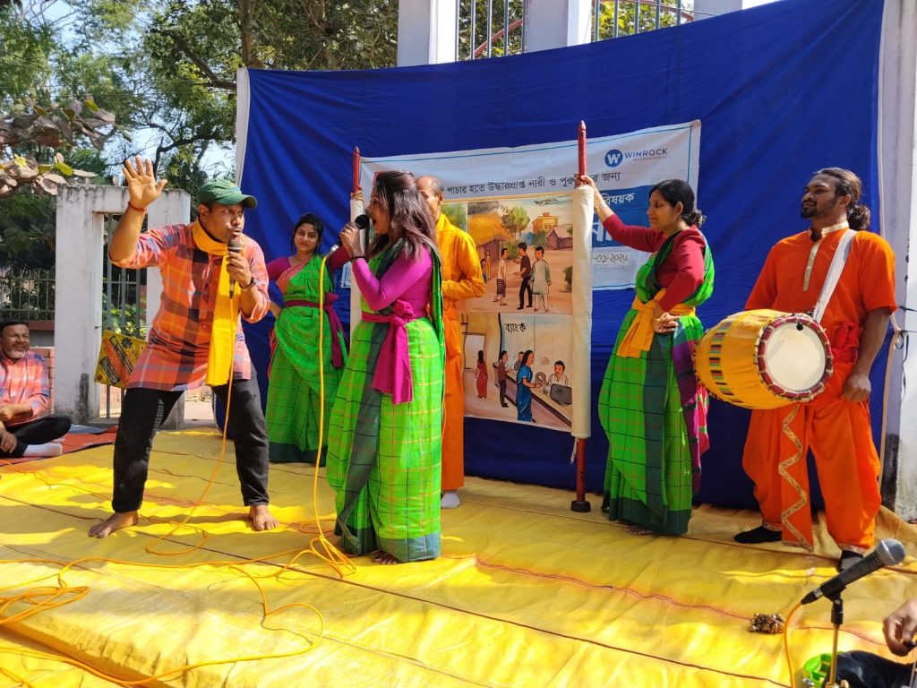 রূপান্তর থিয়েটারের পরিবেশনায় দিঘলিয়ায় মানব পাচার প্রতিরোধ বিষয়ক পটগান অনুষ্ঠিত