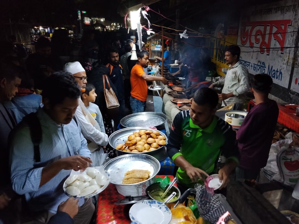 খুলনায় মোড়ে ও ফুটপাতে জমজমাট শীতের পিঠা-পুলির ব্যবসা